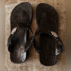 Brighton SCROLL Rubber Flip Flop Sandals in Black with Silver Charm